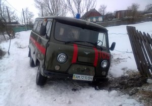 Автомобиль скорой помощи застрял в сугробе на Житомирщине