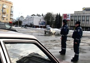 Инспекторы ГАИ в Житомире погрузили авто на эвакуатор вместе с водителем