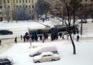 В Житомире опять зима. Спасатели уже извлекли из снежных заносов четыре троллейбуса